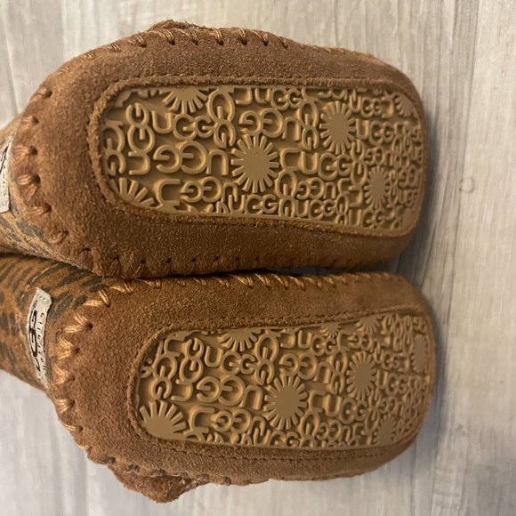 UGG AUSTRALIA FOR KIDS: CASSIE LEOPARD BOOT - Picture 3 of 5